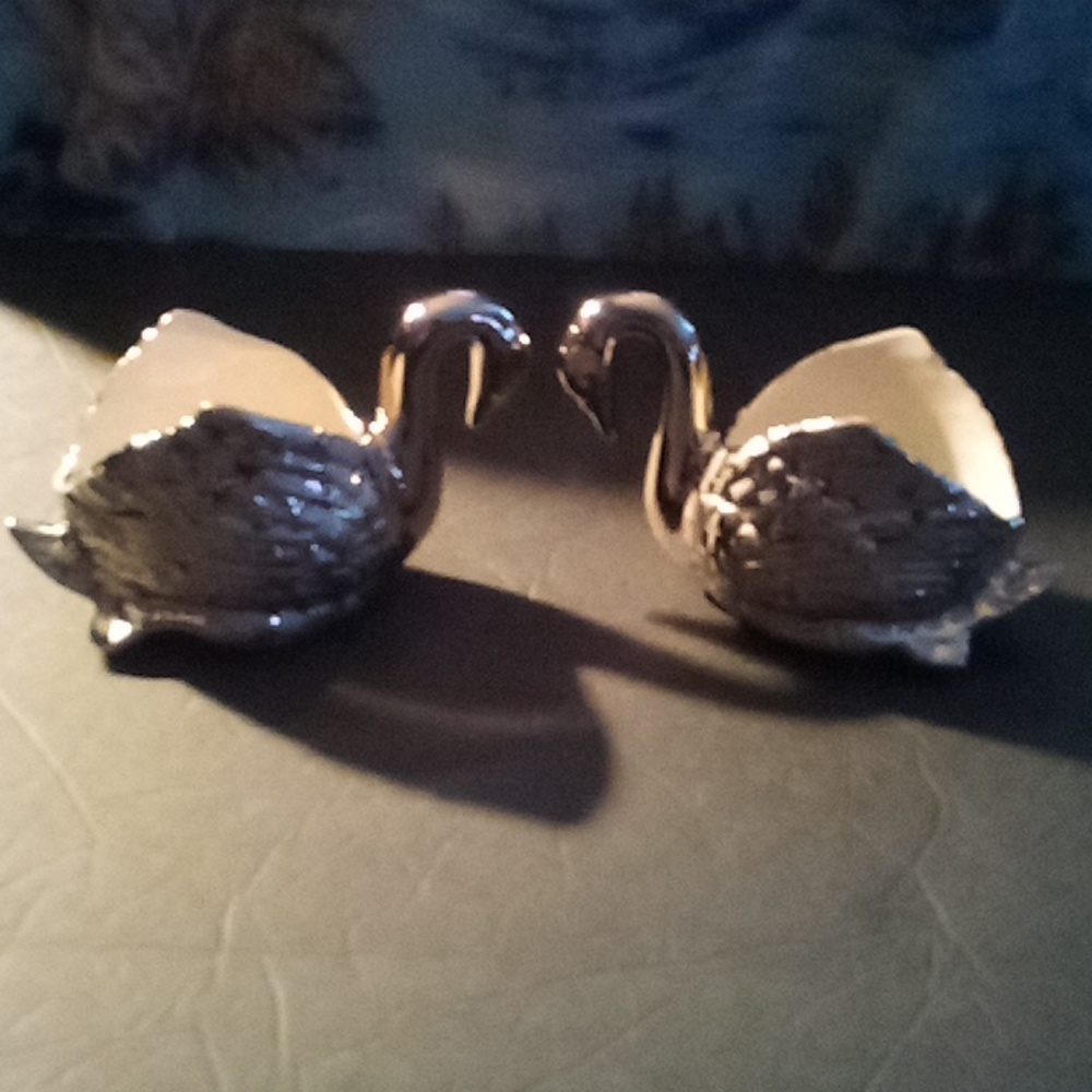 Elynor China swans